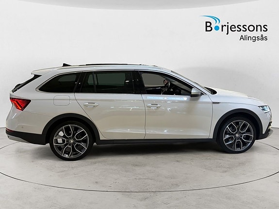 Skoda Octavia Scout 2 of 15