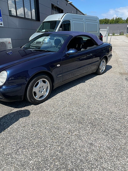 Mercedes-Benz CLK230 3 of 4