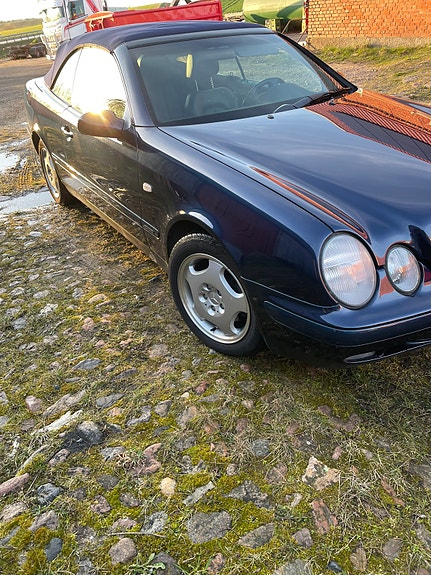 Mercedes-Benz CLK230 4 of 4