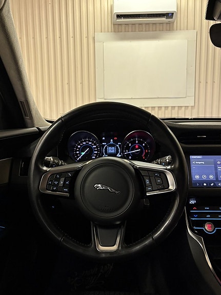 Jaguar XF 13 of 27