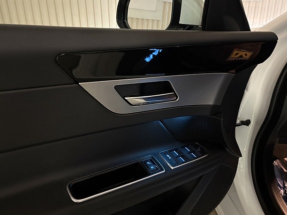 Jaguar XF 18 of 27