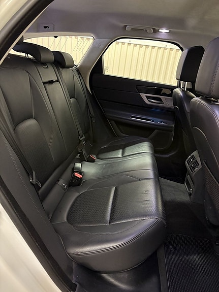 Jaguar XF 11 of 27