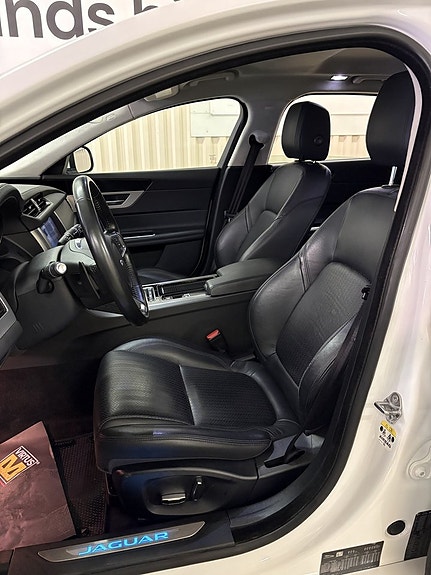 Jaguar XF 9 of 27