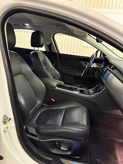 Jaguar XF 10 of 27