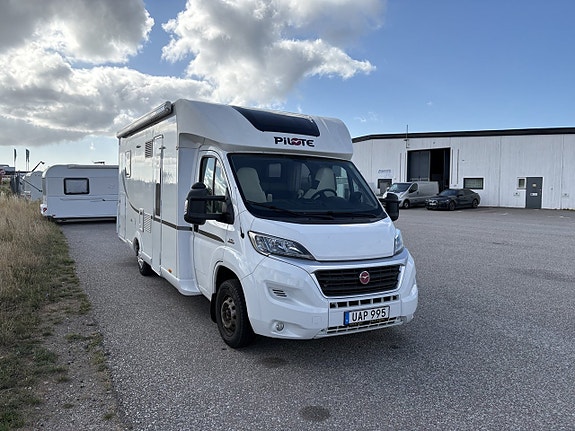 Pilote P746 C (Queensbed) 2 of 12