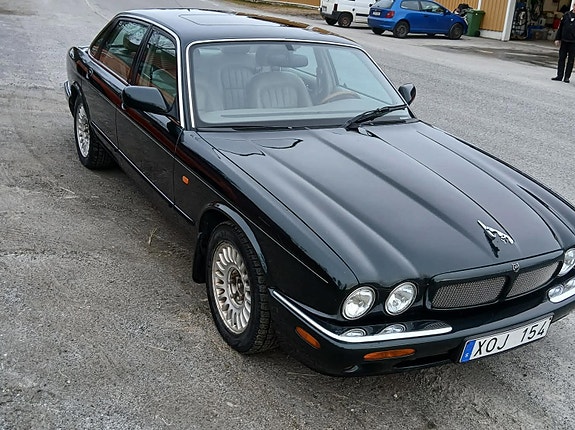 Jaguar XJ 2 of 8