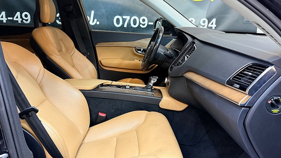 Volvo XC90 16 of 20
