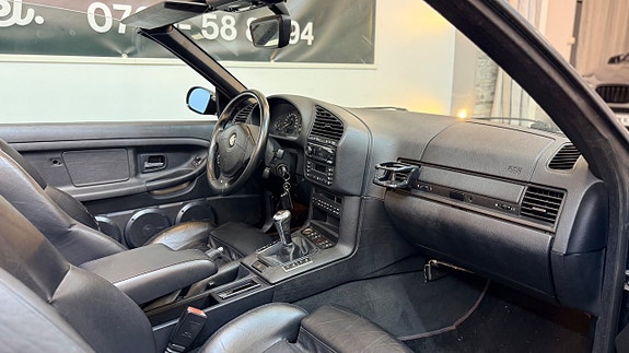 BMW 320i 12 of 15