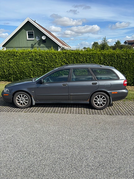 Volvo V40 2 of 5