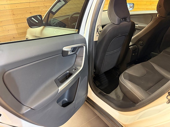 Volvo XC60 14 of 24