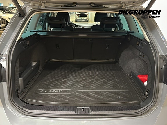 Volkswagen Passat 14 of 17