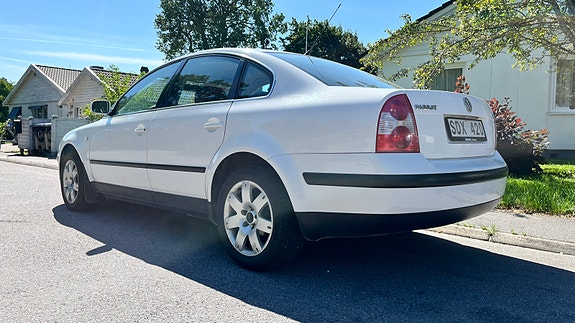 Volkswagen Passat 2 of 8