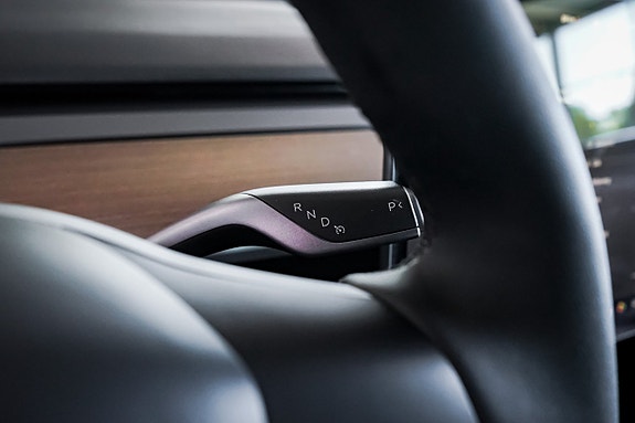 Tesla Model Y 22 of 28