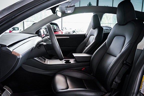 Tesla Model Y 24 of 28