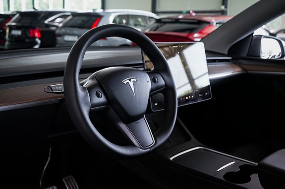 Tesla Model Y 8 of 28