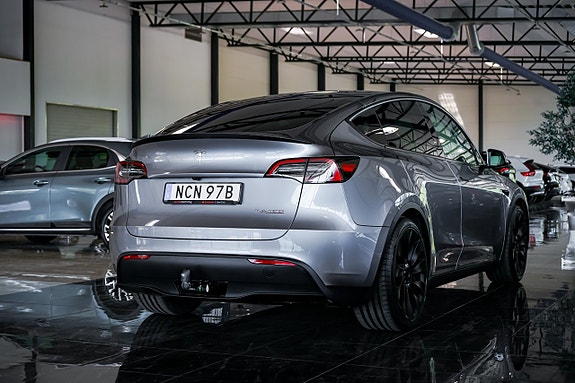 Tesla Model Y 4 of 28