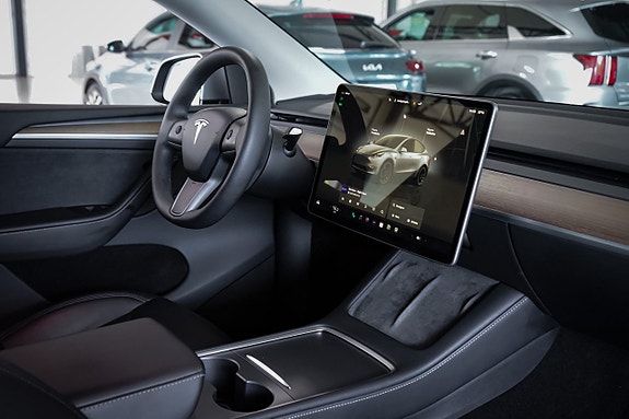 Tesla Model Y 25 of 28