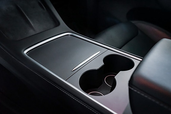 Tesla Model Y 21 of 28