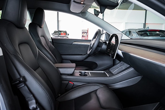 Tesla Model Y 26 of 28