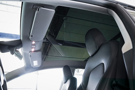 Tesla Model Y 23 of 28