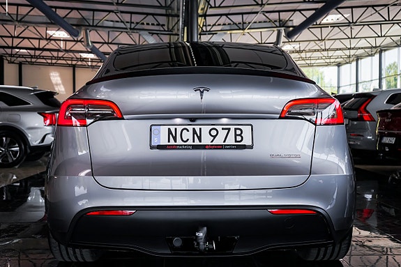 Tesla Model Y 5 of 28