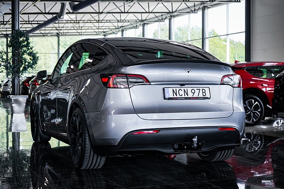 Tesla Model Y 6 of 28