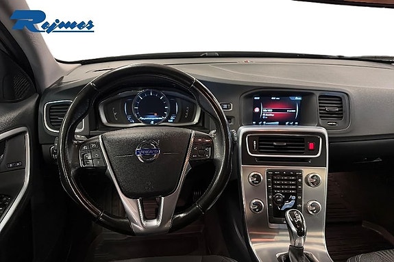 Volvo V60 Cross Country 8 of 16