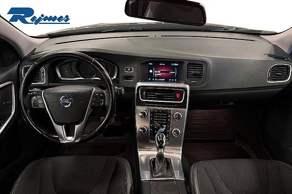 Volvo V60 Cross Country 8 of 17