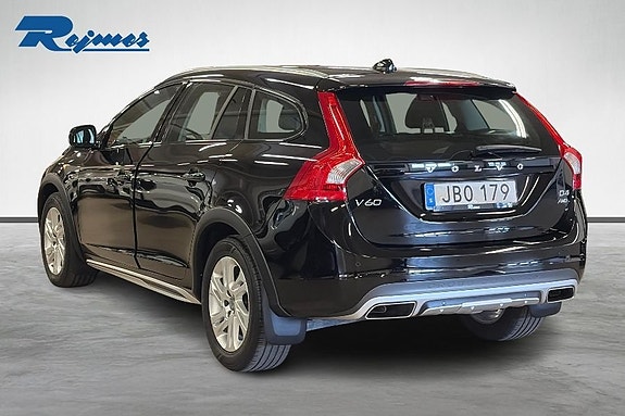 Volvo V60 Cross Country 2 of 17