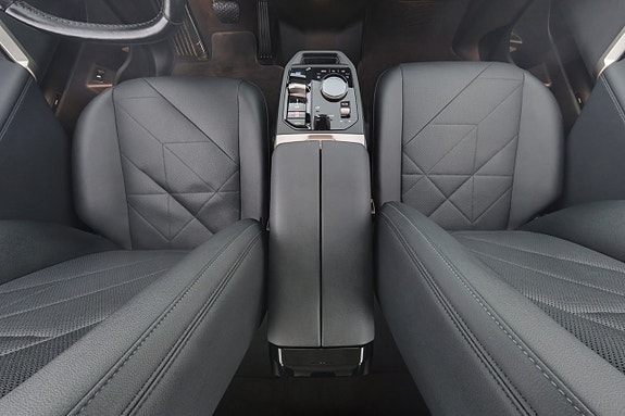 BMW iX 14 of 25