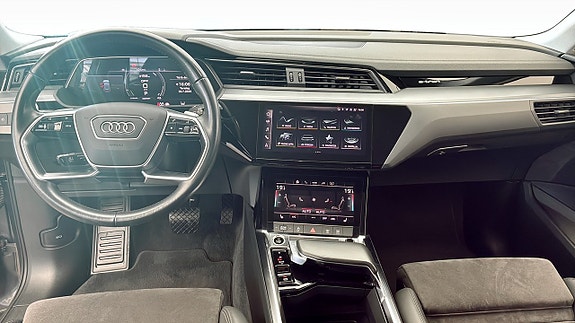 Audi e-tron 10 of 12
