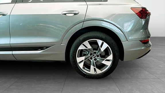 Audi e-tron 6 of 12