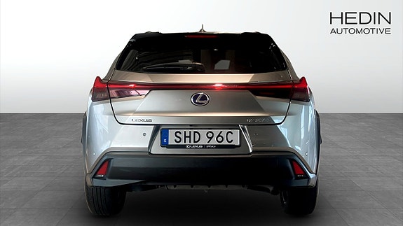 Lexus UX250h 7 of 9