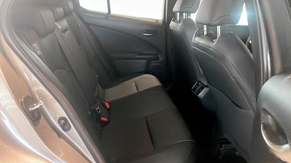 Lexus UX250h 5 of 9