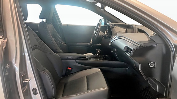 Lexus UX250h 3 of 9