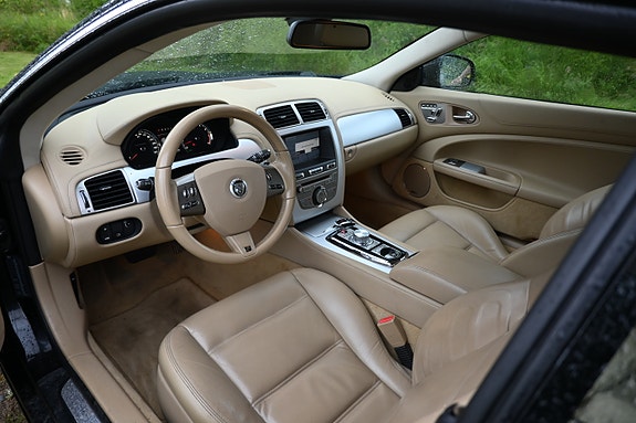Jaguar XKR 12 of 16