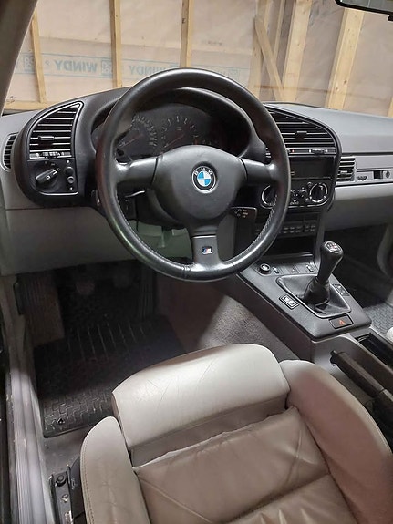 BMW 325i 4 of 5