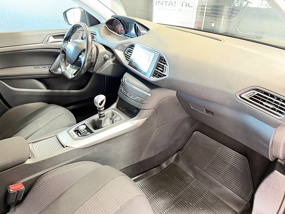 Peugeot 308 SW 15 of 23