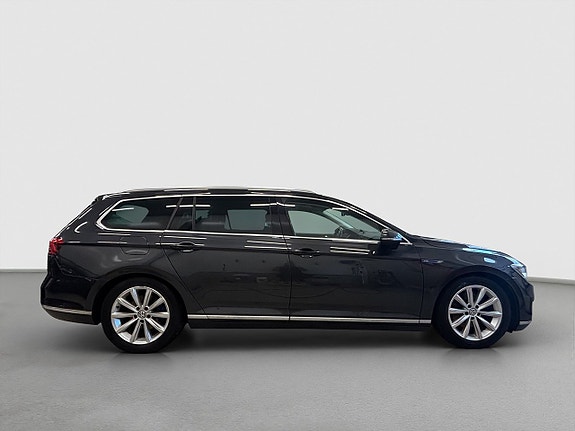 Volkswagen Passat 2 of 24