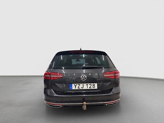 Volkswagen Passat 4 of 24