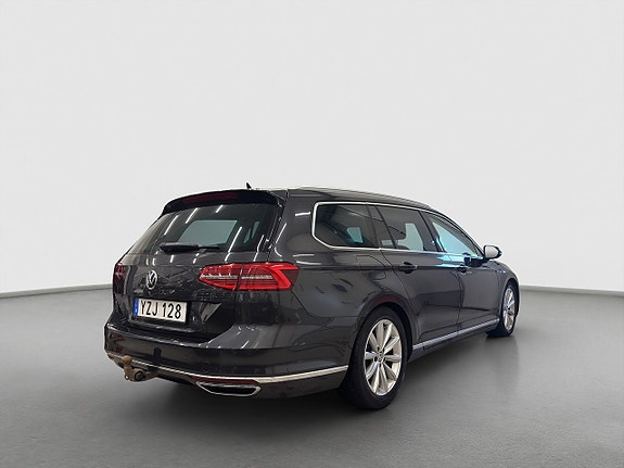 Volkswagen Passat 3 of 24