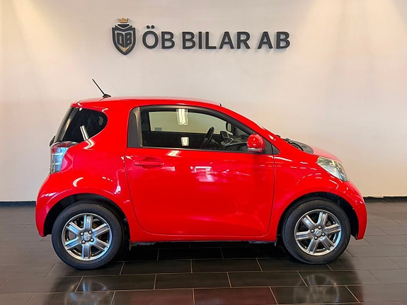 Toyota IQ 2 of 9