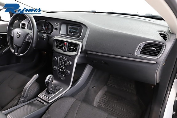 Volvo V40 Cross Country 25 of 27