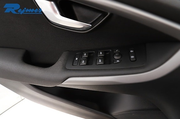 Volvo V40 Cross Country 13 of 27