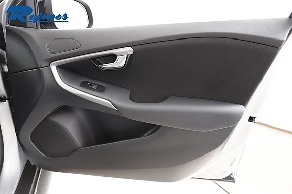 Volvo V40 Cross Country 14 of 27