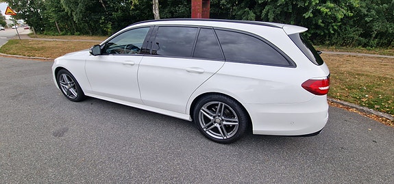 Mercedes-Benz E220 2 of 30