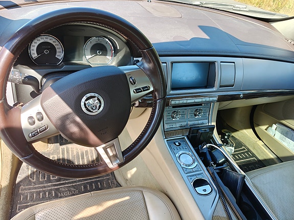 Jaguar XF 9 of 10