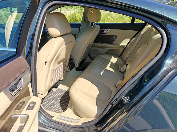 Jaguar XF 7 of 10