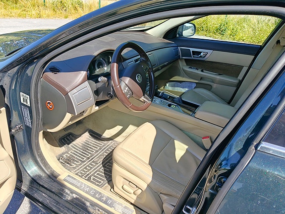 Jaguar XF 8 of 10