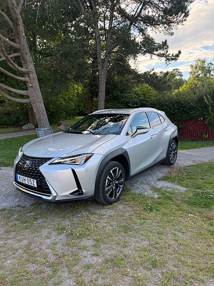 Lexus UX250h 2 of 15
